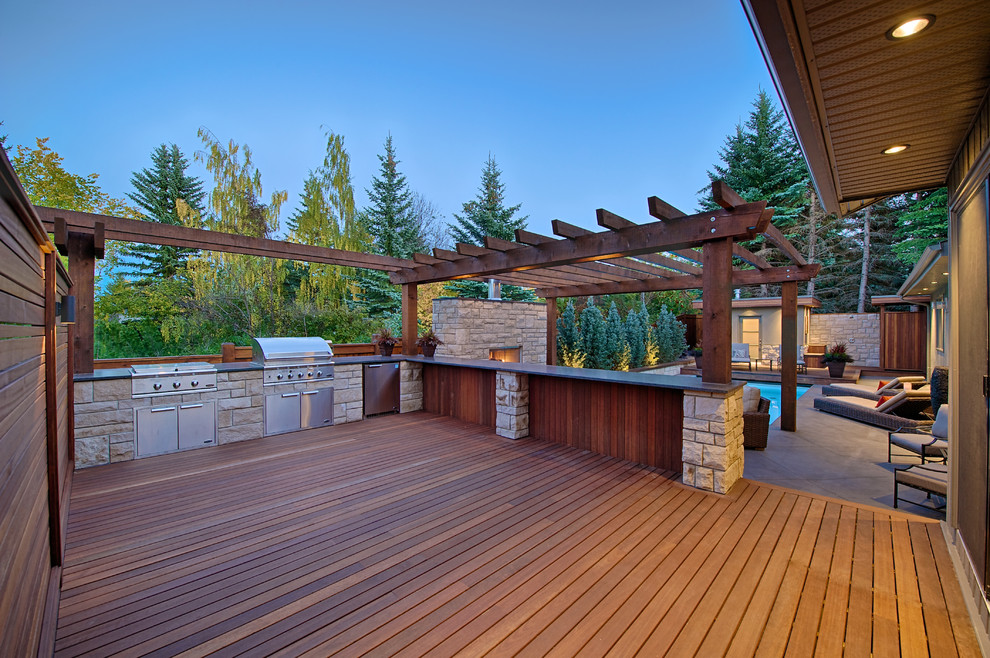 Große Klassische Pergola Terrasse hinter dem Haus mit Outdoor-Küche in Calgary