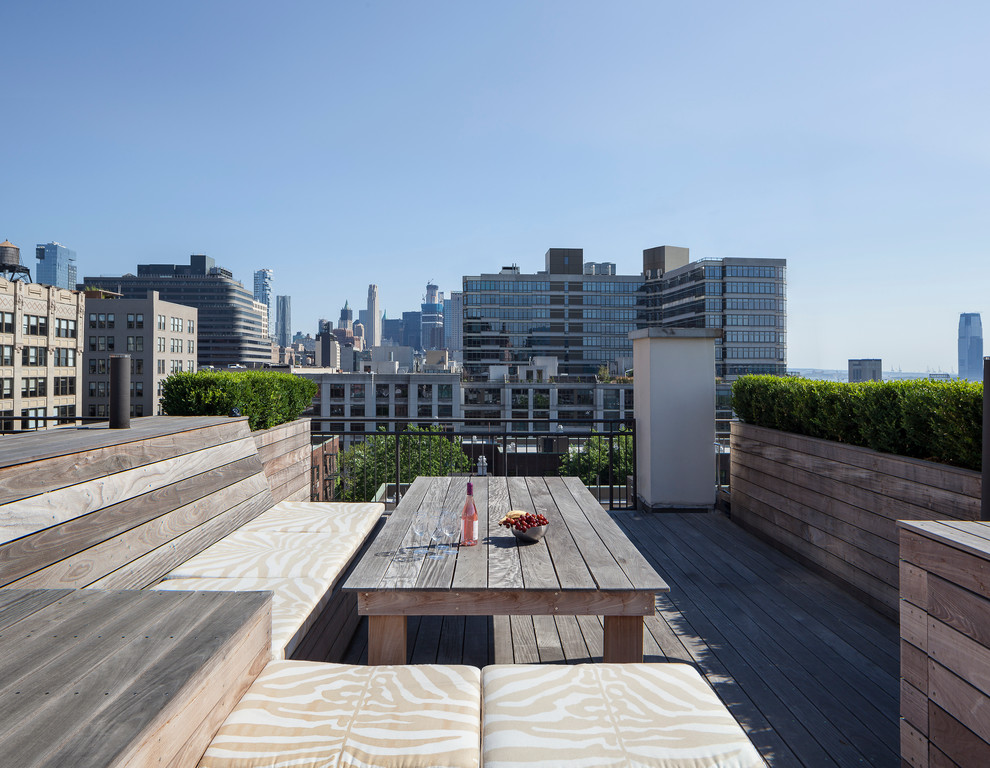 ニューヨークにある高級な中くらいなコンテンポラリースタイルのおしゃれな屋上のデッキ (日よけなし、屋上) の写真