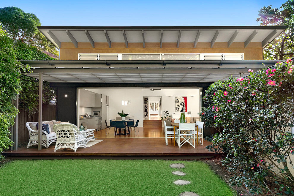 Diseño de terraza contemporánea de tamaño medio en patio trasero con toldo