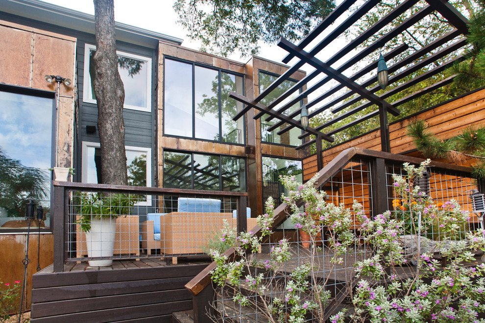 Ispirazione per una terrazza minimalista di medie dimensioni e dietro casa con una pergola