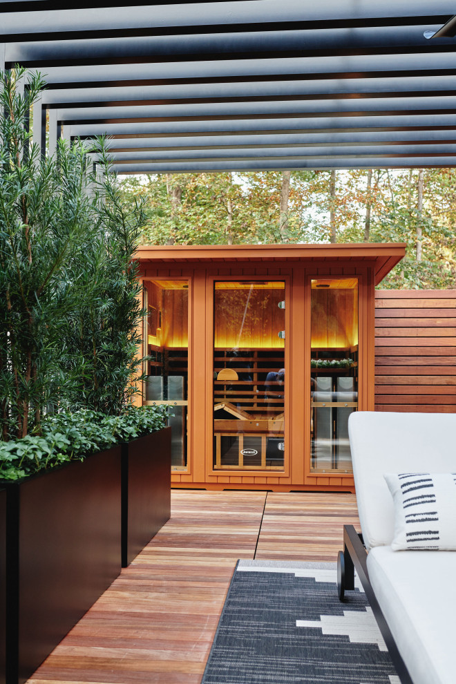 Réalisation d'une terrasse au premier étage minimaliste de taille moyenne avec une pergola et un garde-corps en métal.