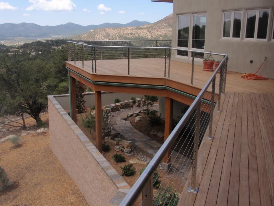 Bild på en stor funkis terrass på baksidan av huset