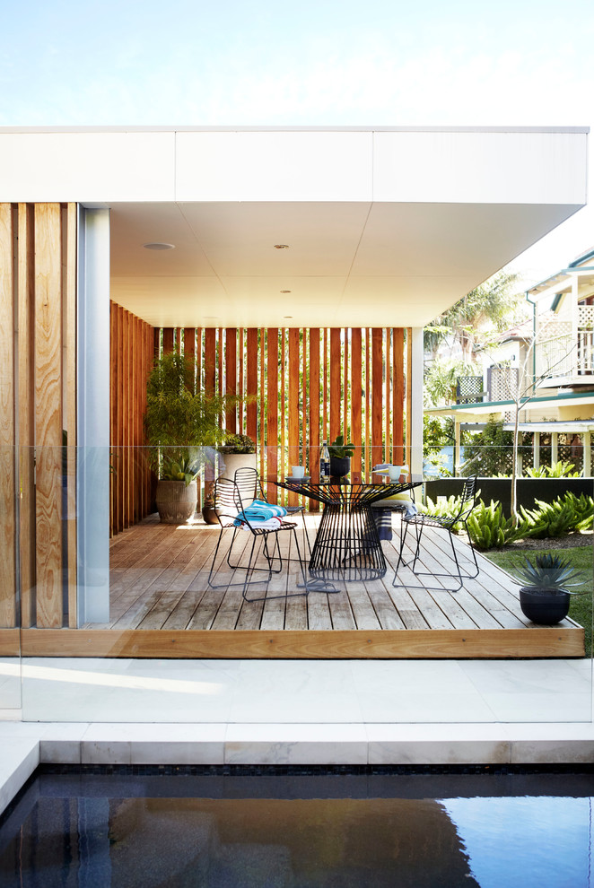 Foto di una terrazza design di medie dimensioni e in cortile con una pergola