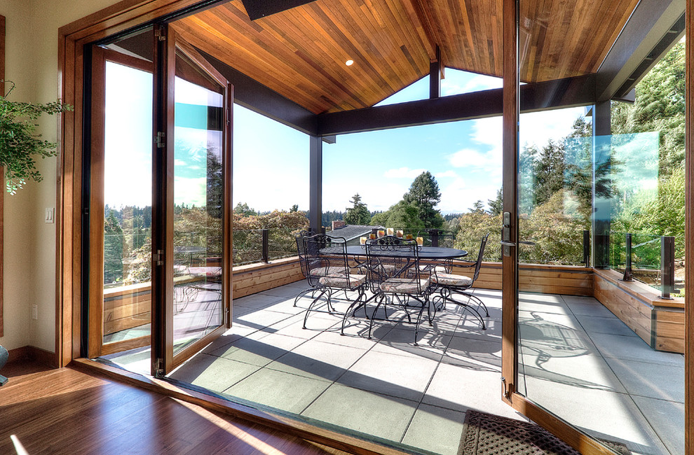 Mittelgroße, Überdachte Moderne Terrasse hinter dem Haus in Seattle