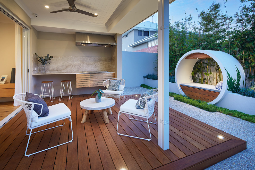 Inspiration för mellanstora moderna terrasser på baksidan av huset, med utekrukor och takförlängning