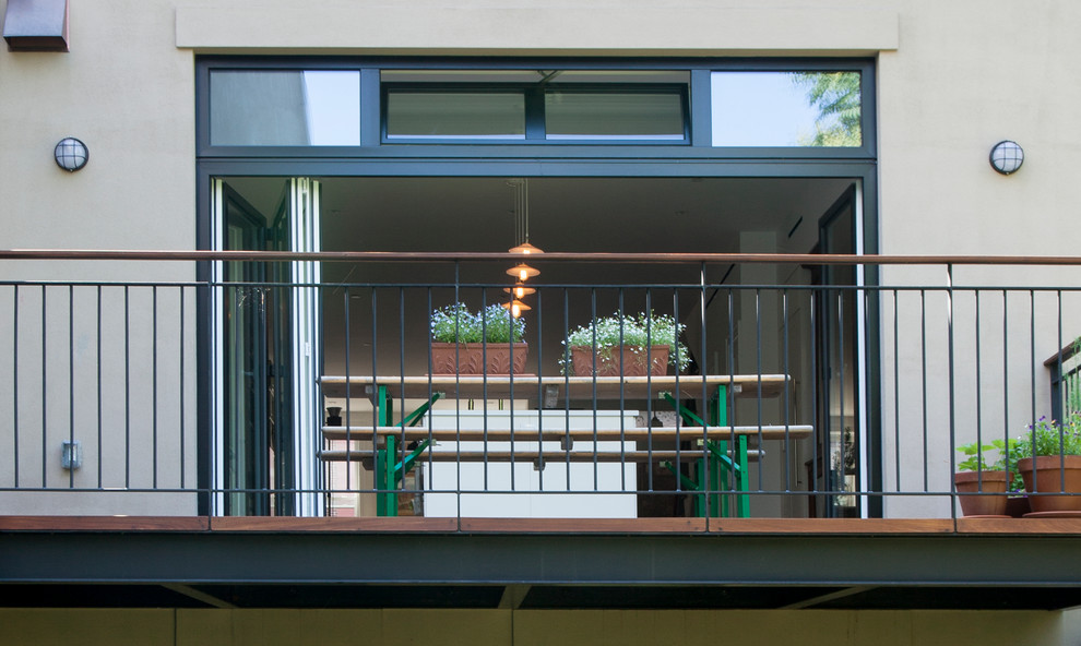 Cette image montre une grande terrasse arrière design avec une cuisine d'été et aucune couverture.