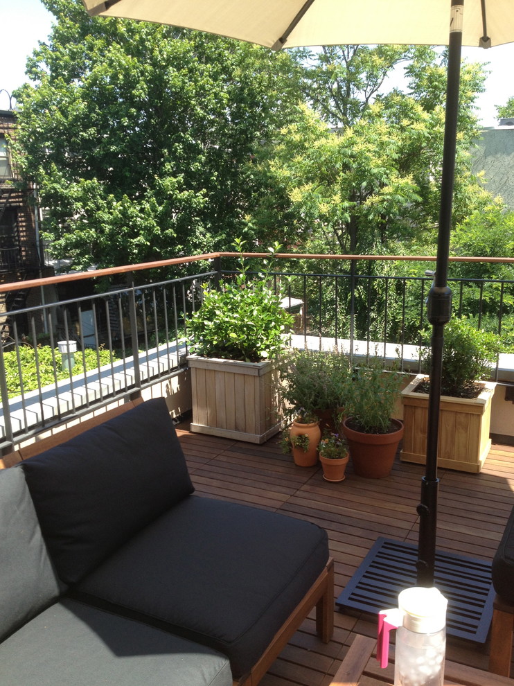 Ejemplo de terraza actual grande sin cubierta en azotea con jardín de macetas