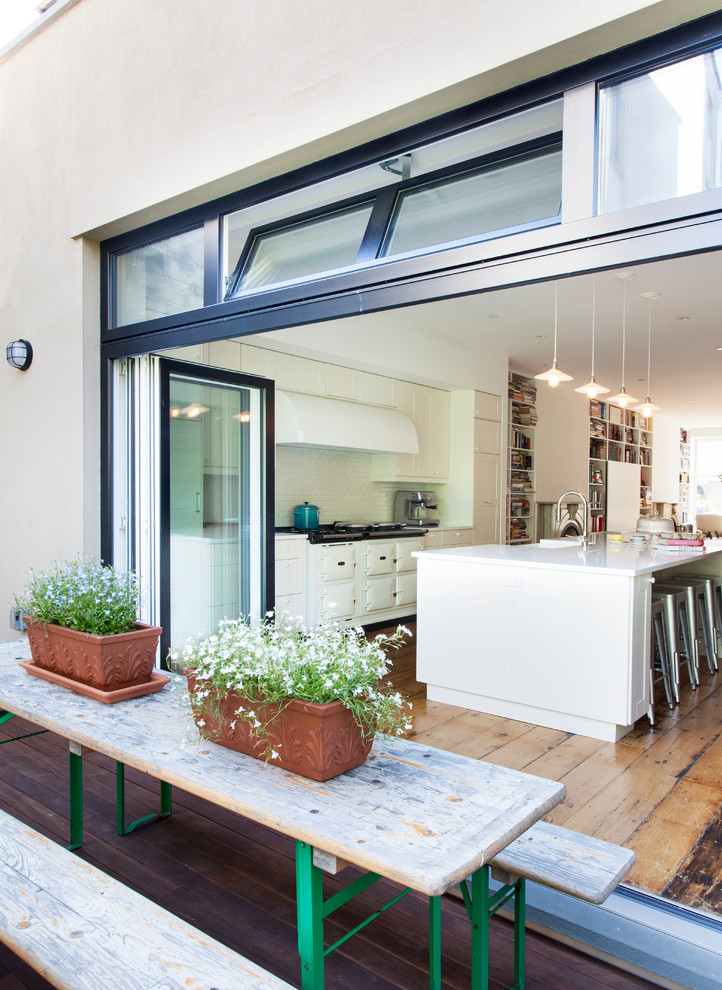Mittelgroße, Unbedeckte Moderne Terrasse hinter dem Haus mit Kübelpflanzen in New York