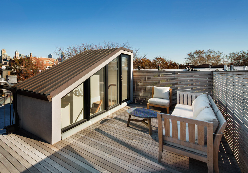 Идея дизайна: терраса на крыше, на крыше в современном стиле с забором без защиты от солнца