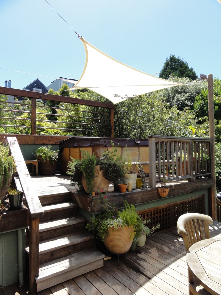 Idéer för en mellanstor modern terrass på baksidan av huset, med en vertikal trädgård
