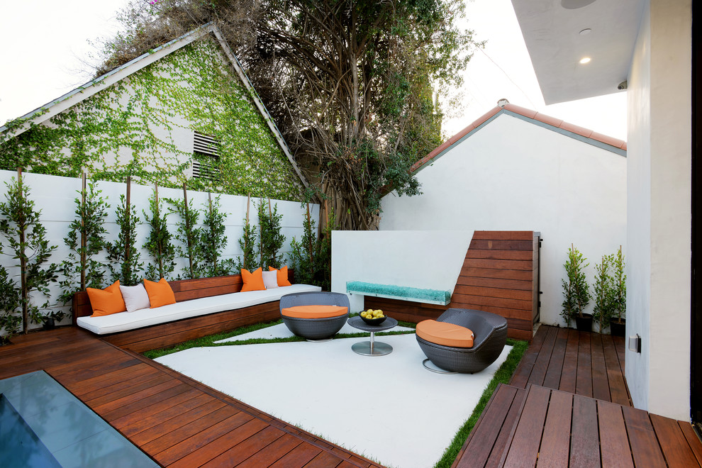 Large contemporary back terrace in Los Angeles with no cover.