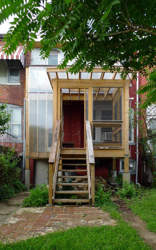 Immagine di una terrazza minimal dietro casa con un parasole