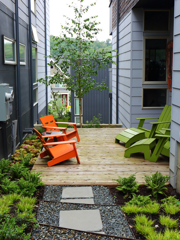 Foto di una terrazza contemporanea nel cortile laterale