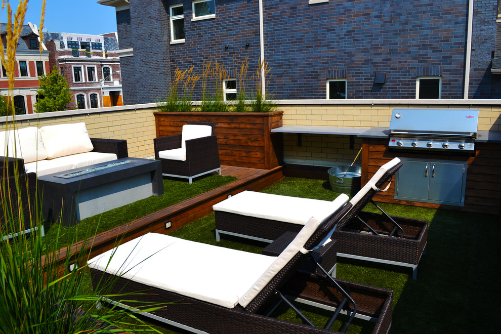 Outdoor kitchen deck - mid-sized contemporary rooftop outdoor kitchen deck idea in Chicago with no cover