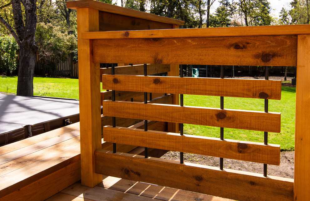 Стильный дизайн: огромная терраса на заднем дворе в современном стиле с деревянными перилами без защиты от солнца - последний тренд
