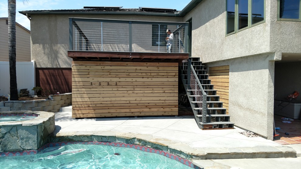 Example of a minimalist backyard deck design in San Diego