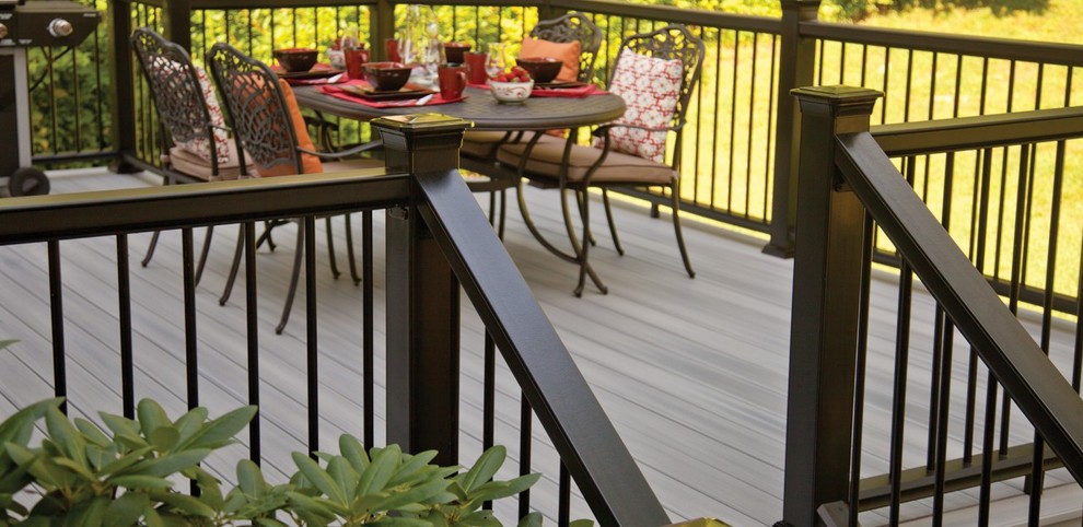 Diseño de terraza clásica de tamaño medio sin cubierta en patio trasero con cocina exterior