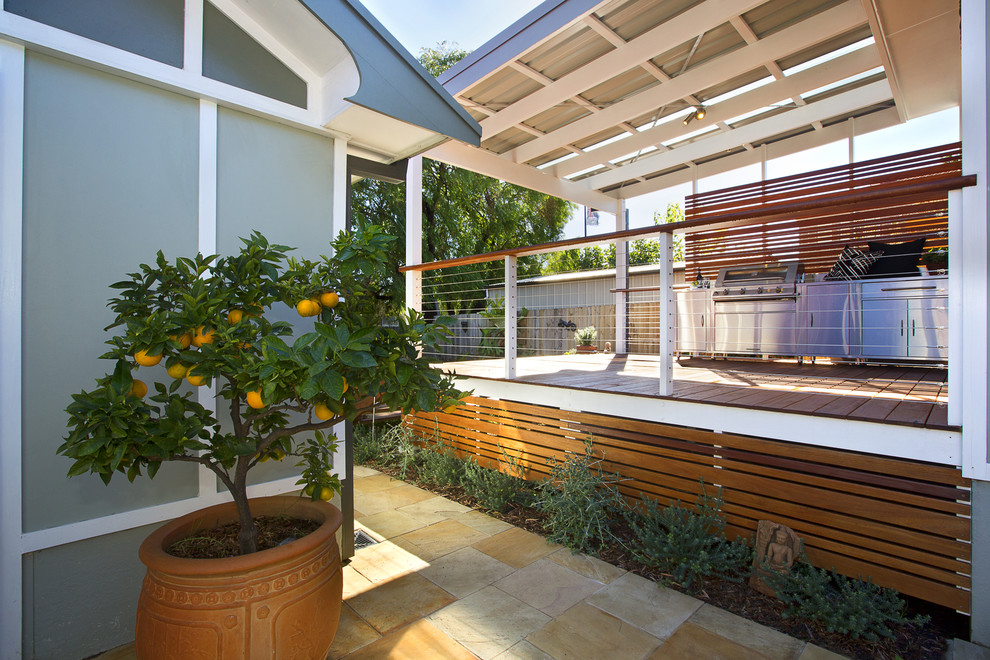 Стильный дизайн: терраса среднего размера на боковом дворе в современном стиле с летней кухней и навесом - последний тренд