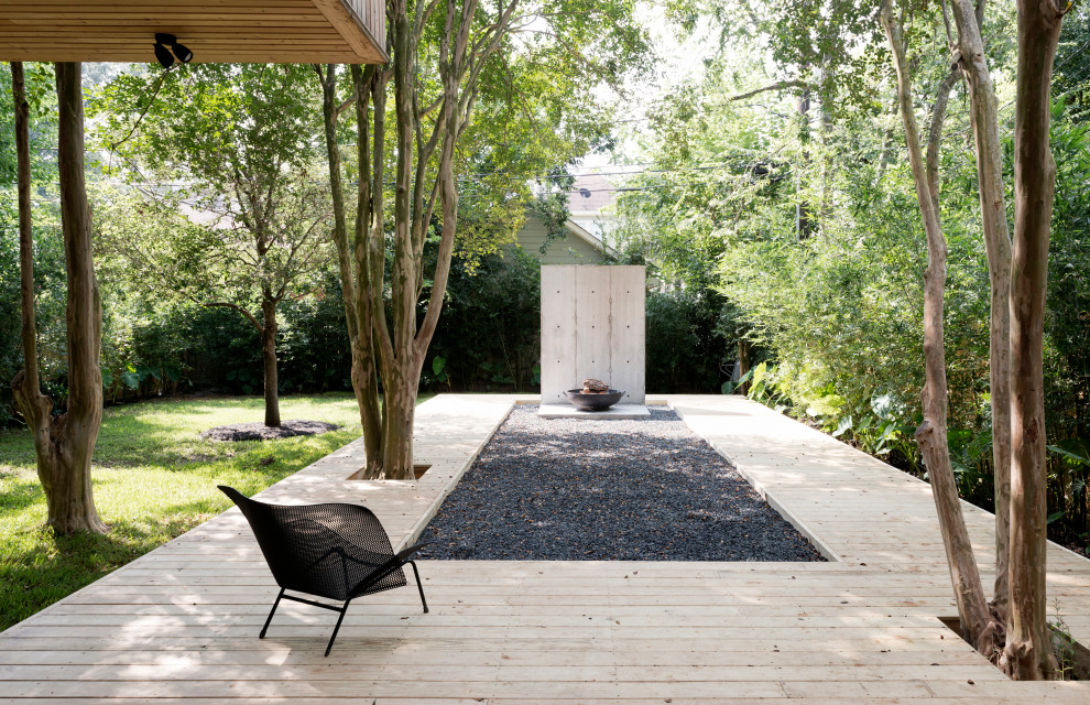 Свежая идея для дизайна: терраса на заднем дворе в стиле модернизм без защиты от солнца - отличное фото интерьера