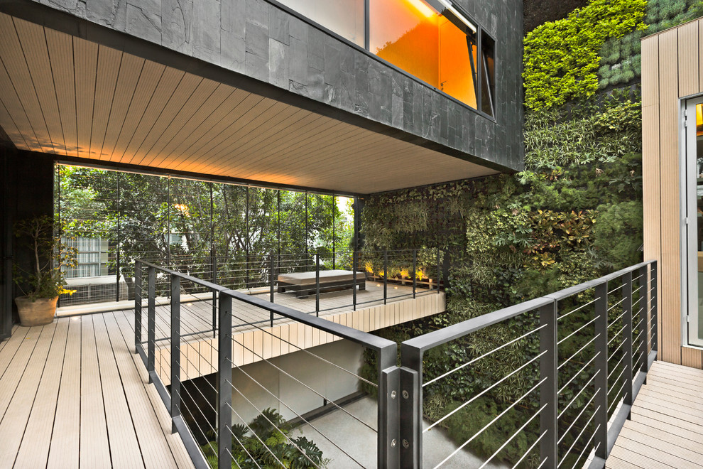 Diseño de terraza actual en patio con jardín vertical
