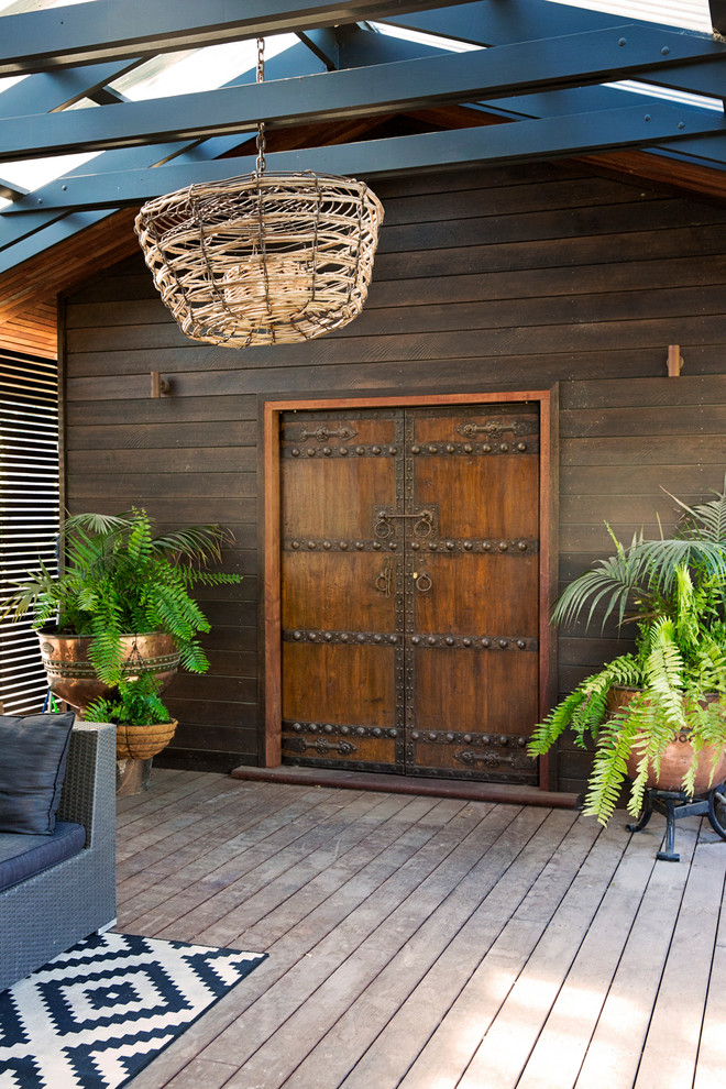 Immagine di una terrazza stile marino di medie dimensioni con una pergola e un giardino in vaso