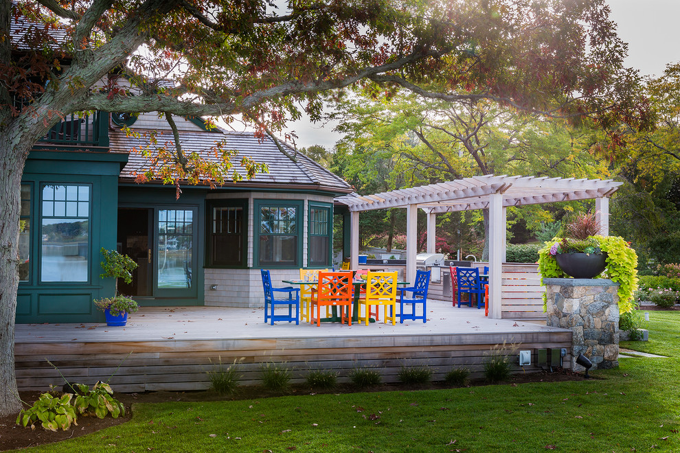 ボストンにある巨大なトランジショナルスタイルのおしゃれな裏庭のデッキ (アウトドアキッチン、パーゴラ) の写真