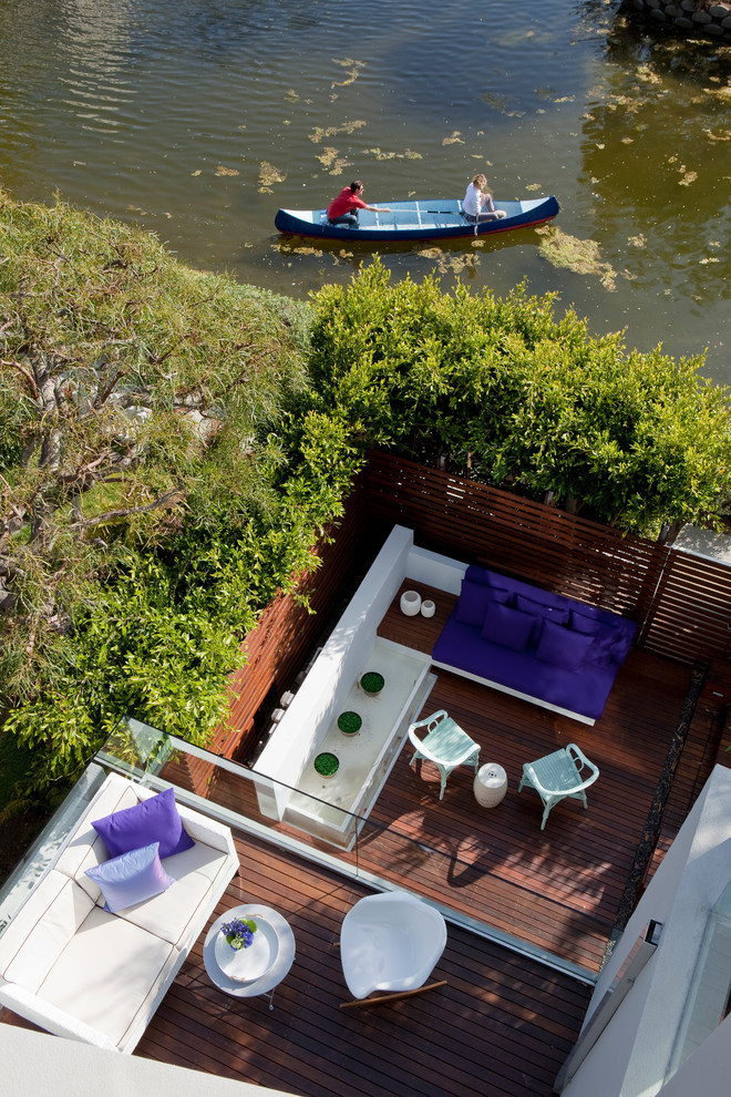 Trendy deck photo in Los Angeles with no cover