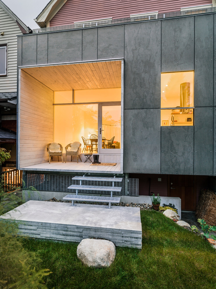 Inspiration för små moderna terrasser på baksidan av huset, med takförlängning