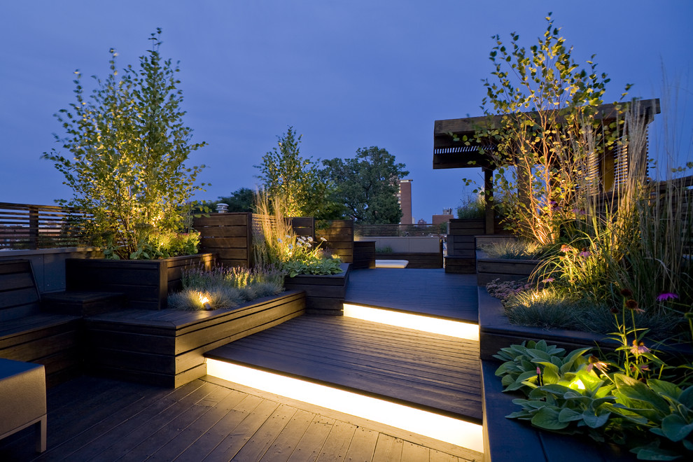 Idee per una terrazza design sul tetto e sul tetto con una pergola e con illuminazione