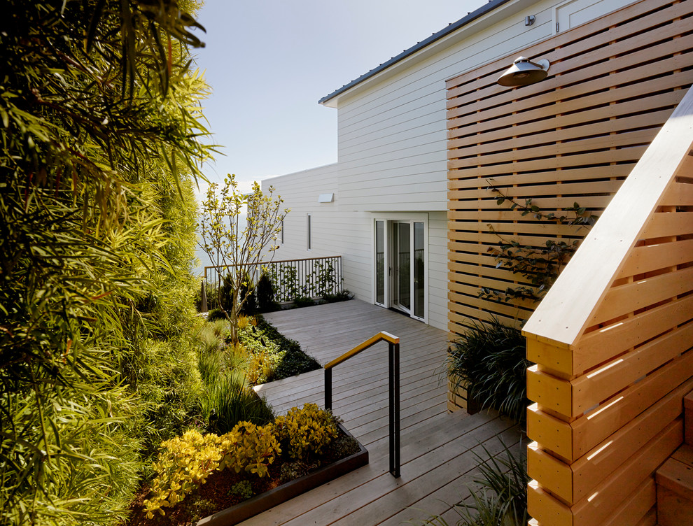 Пример оригинального дизайна: терраса среднего размера на боковом дворе в современном стиле с забором без защиты от солнца