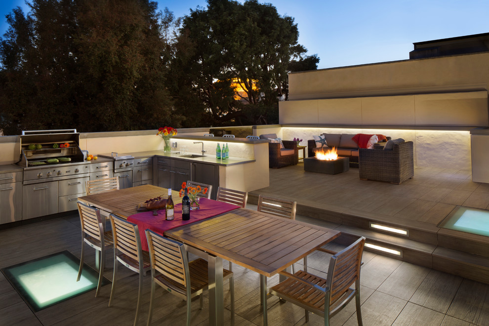 Cette photo montre une terrasse tendance avec une cuisine d'été et aucune couverture.