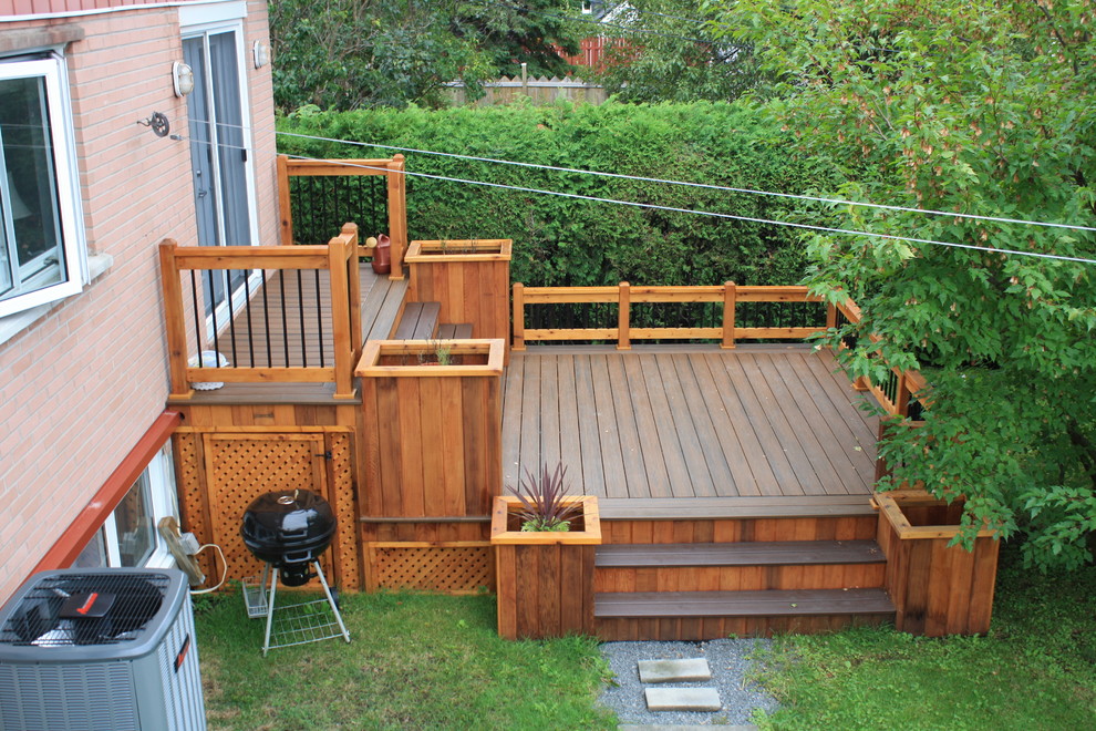 Deck - contemporary deck idea in Montreal