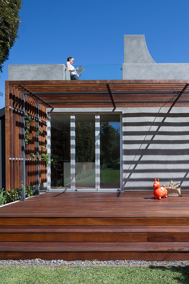 Ejemplo de terraza contemporánea pequeña en patio trasero con brasero y pérgola