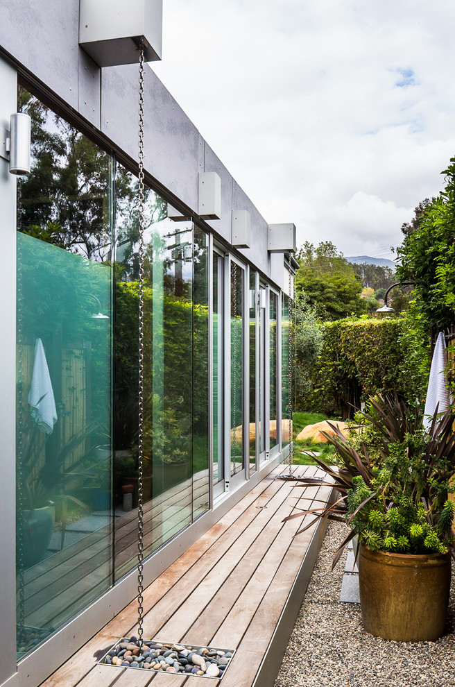 Diseño de terraza contemporánea en patio lateral con jardín de macetas