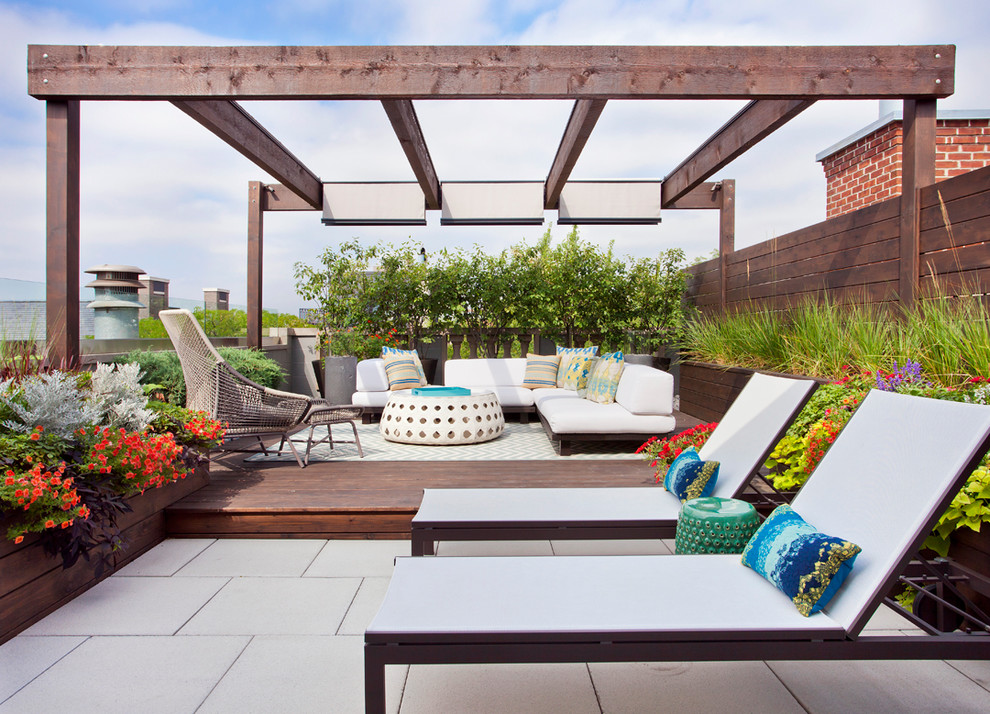 Idee per una terrazza contemporanea sul tetto e sul tetto con un giardino in vaso e una pergola