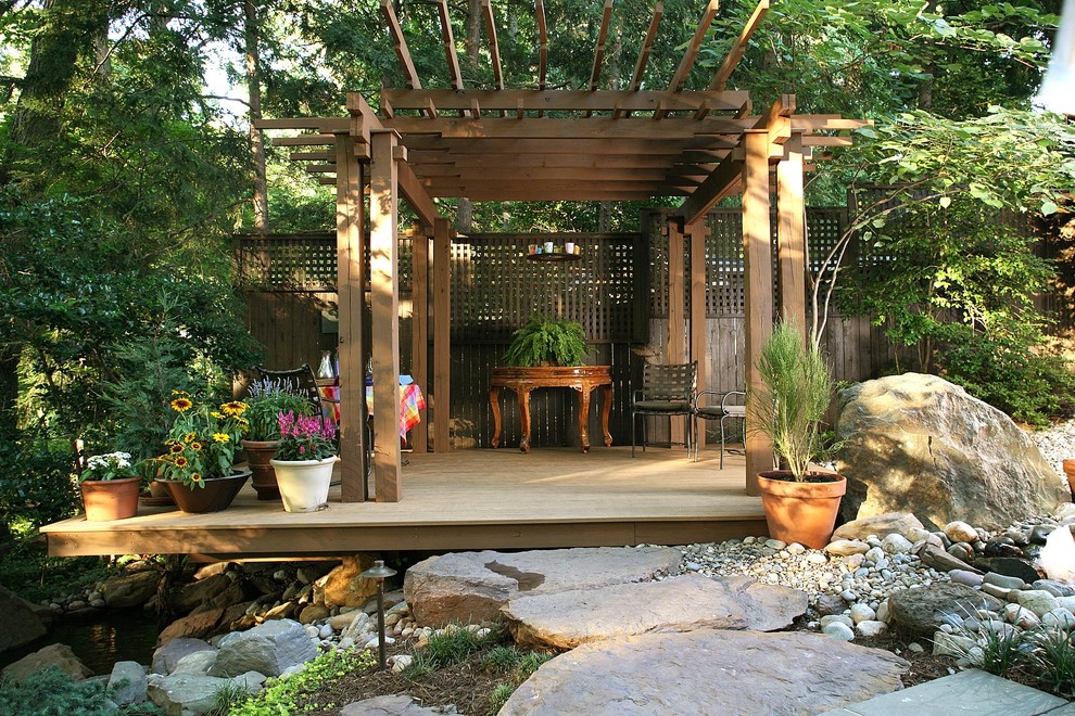 Immagine di una terrazza tradizionale con una pergola e fontane