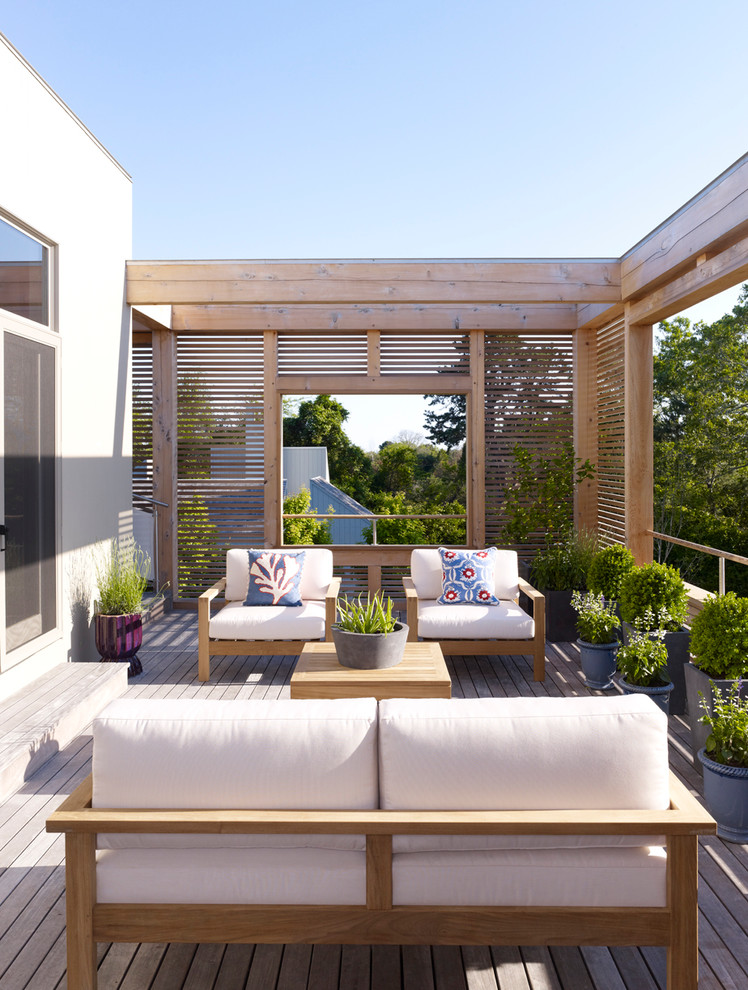 Cette image montre une terrasse design de taille moyenne avec aucune couverture.