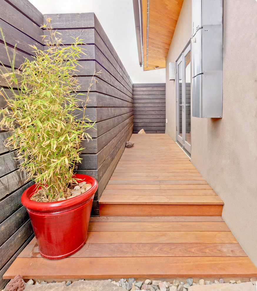 Idées déco pour une petite terrasse latérale contemporaine avec une extension de toiture.