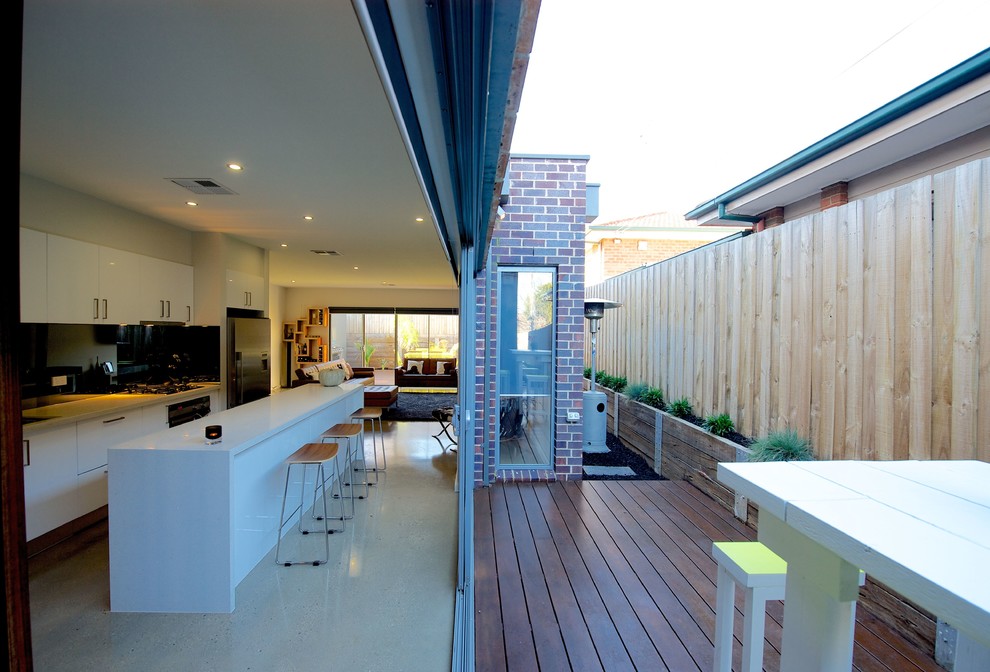 Inspiration för små moderna terrasser längs med huset