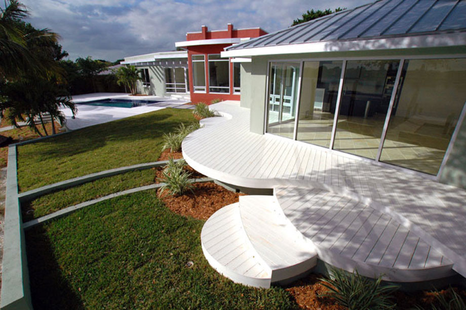 Idée de décoration pour une terrasse arrière design de taille moyenne avec aucune couverture.