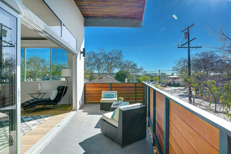 Design ideas for a medium sized modern roof terrace in Los Angeles with a roof extension.