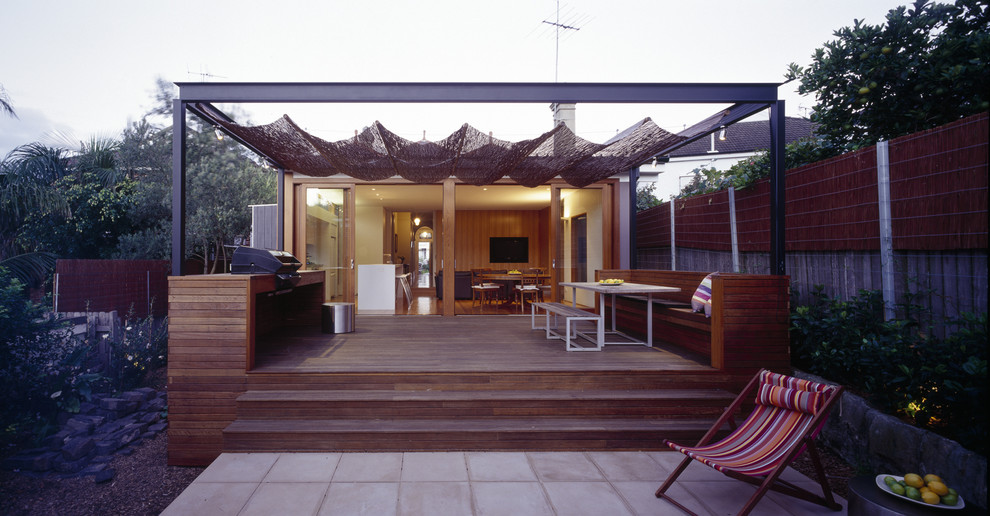 На фото: маленькая терраса в современном стиле с зоной барбекю для на участке и в саду с