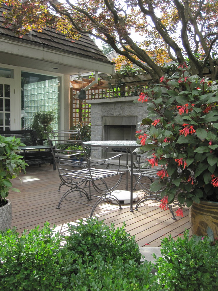 Aménagement d'une terrasse contemporaine avec un foyer extérieur.