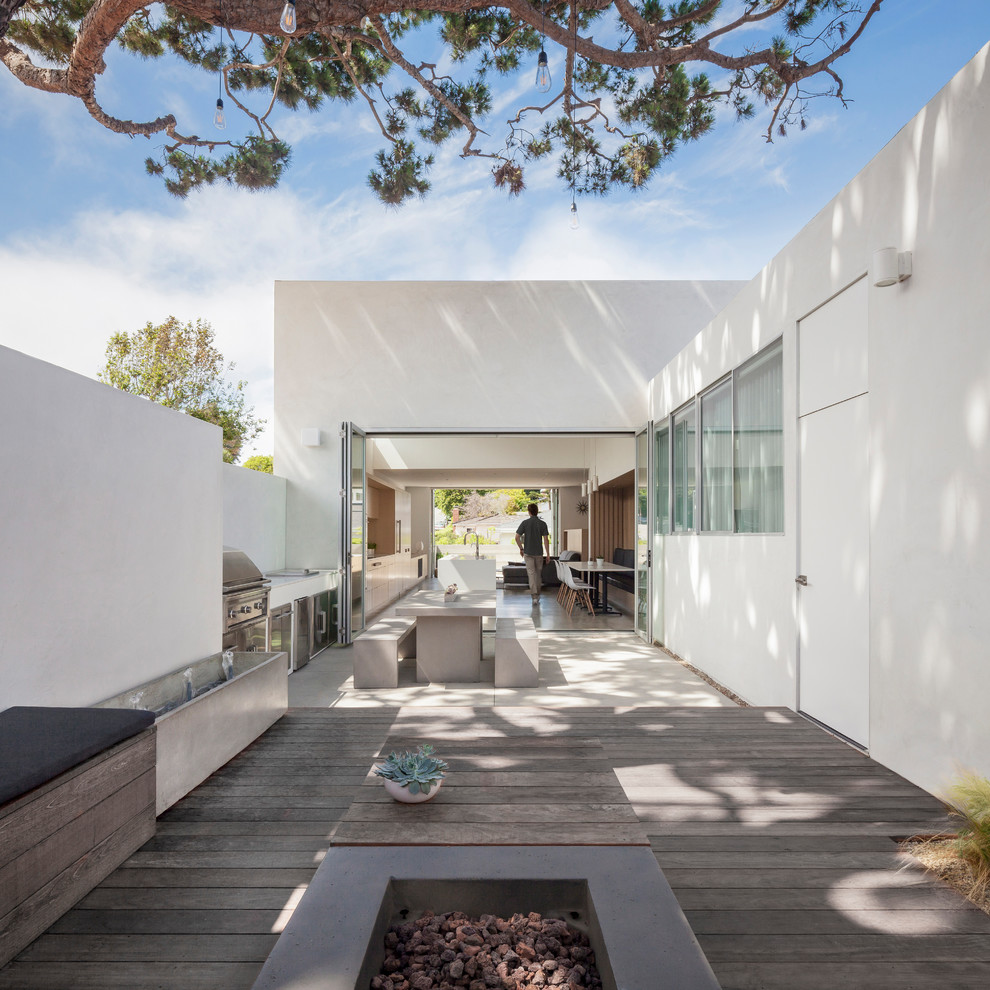 Свежая идея для дизайна: терраса на заднем дворе в современном стиле с местом для костра без защиты от солнца - отличное фото интерьера
