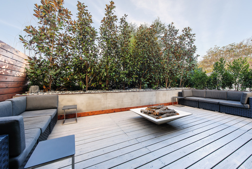 Diseño de terraza contemporánea grande sin cubierta en patio trasero con brasero