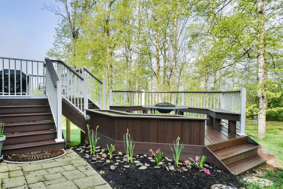 Ejemplo de terraza de estilo americano grande sin cubierta en patio trasero con brasero