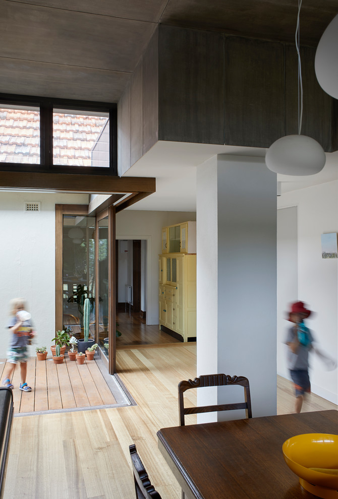 Mittelgroße, Unbedeckte Moderne Terrasse neben dem Haus in Melbourne