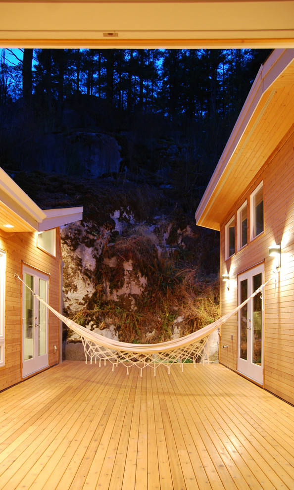 Ispirazione per una piccola terrazza moderna dietro casa con un tetto a sbalzo