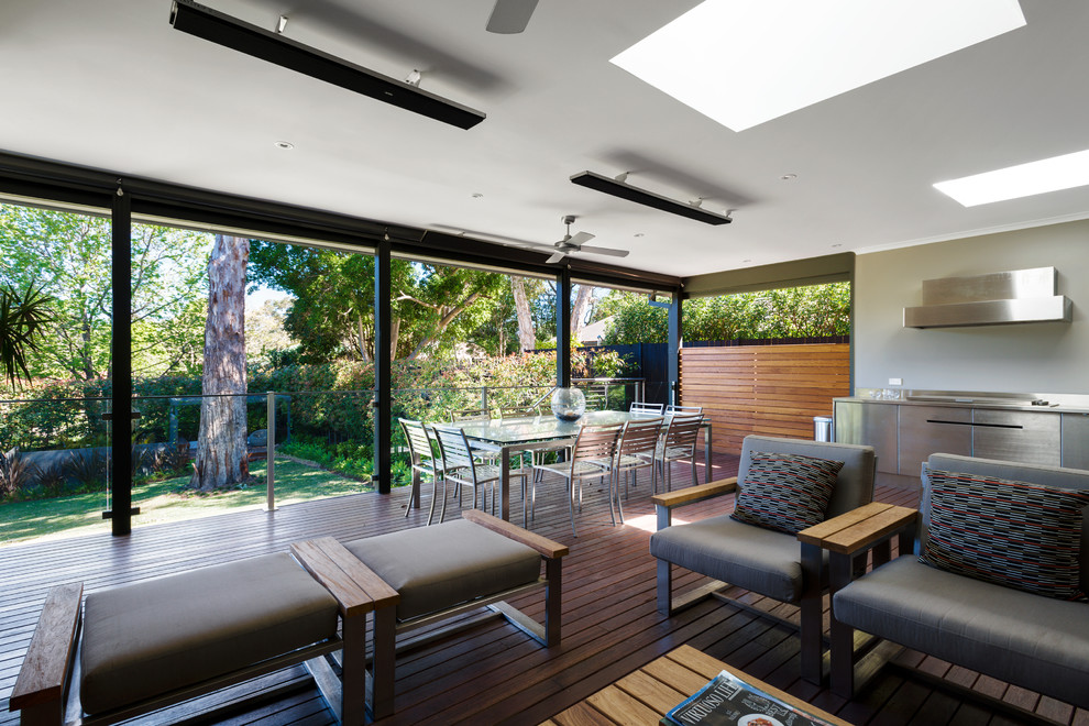 Überdachte, Große Moderne Terrasse hinter dem Haus mit Outdoor-Küche in Sydney