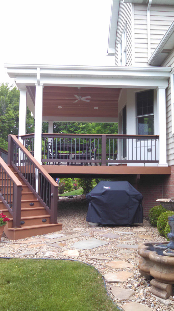 Стильный дизайн: терраса среднего размера на заднем дворе в классическом стиле с навесом - последний тренд